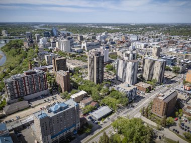 Saskatchewan şehir merkezindeki Saskatchewan şehir merkezinin yüksek çözünürlüklü hava aracı fotoğrafı, şehir binalarını, Güney Saskatchewan Nehri 'ni, köprüleri ve şehir merkezindeki şehir parklarını yakalıyor..