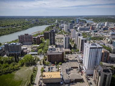 Saskatchewan şehir merkezindeki Saskatchewan şehir merkezinin yüksek çözünürlüklü hava aracı fotoğrafı, şehir binalarını, Güney Saskatchewan Nehri 'ni, köprüleri ve şehir merkezindeki şehir parklarını yakalıyor..