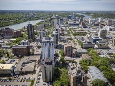 Saskatchewan şehir merkezindeki Saskatchewan şehir merkezinin yüksek çözünürlüklü hava aracı fotoğrafı, şehir binalarını, Güney Saskatchewan Nehri 'ni, köprüleri ve şehir merkezindeki şehir parklarını yakalıyor..