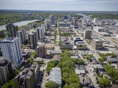 Saskatchewan şehir merkezindeki Saskatchewan şehir merkezinin yüksek çözünürlüklü hava aracı fotoğrafı, şehir binalarını, Güney Saskatchewan Nehri 'ni, köprüleri ve şehir merkezindeki şehir parklarını yakalıyor..
