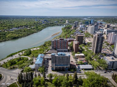 Saskatchewan şehir merkezindeki Saskatchewan şehir merkezinin yüksek çözünürlüklü hava aracı fotoğrafı, şehir binalarını, Güney Saskatchewan Nehri 'ni, köprüleri ve şehir merkezindeki şehir parklarını yakalıyor..