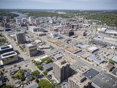 Saskatchewan şehir merkezindeki Saskatchewan şehir merkezinin yüksek çözünürlüklü hava aracı fotoğrafı, şehir binalarını, Güney Saskatchewan Nehri 'ni, köprüleri ve şehir merkezindeki şehir parklarını yakalıyor..