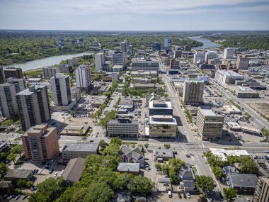 Saskatchewan şehir merkezindeki Saskatchewan şehir merkezinin yüksek çözünürlüklü hava aracı fotoğrafı, şehir binalarını, Güney Saskatchewan Nehri 'ni, köprüleri ve şehir merkezindeki şehir parklarını yakalıyor..