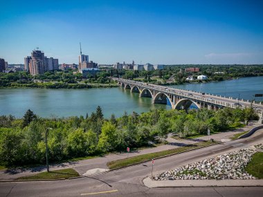 Saskatchewan şehir merkezindeki Saskatchewan şehir merkezinin yüksek çözünürlüklü hava aracı fotoğrafı, şehir binalarını, Güney Saskatchewan Nehri 'ni, köprüleri ve şehir merkezindeki şehir parklarını yakalıyor..