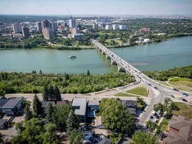 Saskatchewan şehir merkezindeki Saskatchewan şehir merkezinin yüksek çözünürlüklü hava aracı fotoğrafı, şehir binalarını, Güney Saskatchewan Nehri 'ni, köprüleri ve şehir merkezindeki şehir parklarını yakalıyor..