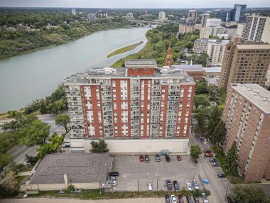 Saskatchewan şehir merkezindeki Saskatchewan şehir merkezinin yüksek çözünürlüklü hava aracı fotoğrafı, şehir binalarını, Güney Saskatchewan Nehri 'ni, köprüleri ve şehir merkezindeki şehir parklarını yakalıyor..