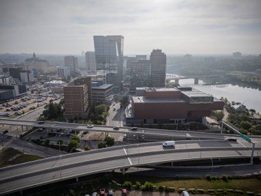 Saskatchewan şehir merkezindeki Saskatchewan şehir merkezinin yüksek çözünürlüklü hava aracı fotoğrafı, şehir binalarını, Güney Saskatchewan Nehri 'ni, köprüleri ve şehir merkezindeki şehir parklarını yakalıyor..