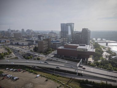 Saskatchewan şehir merkezindeki Saskatchewan şehir merkezinin yüksek çözünürlüklü hava aracı fotoğrafı, şehir binalarını, Güney Saskatchewan Nehri 'ni, köprüleri ve şehir merkezindeki şehir parklarını yakalıyor..
