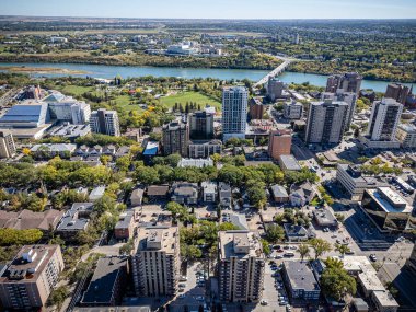 Saskatchewan şehir merkezindeki Saskatchewan şehir merkezinin yüksek çözünürlüklü hava aracı fotoğrafı, şehir binalarını, Güney Saskatchewan Nehri 'ni, köprüleri ve şehir merkezindeki şehir parklarını yakalıyor..