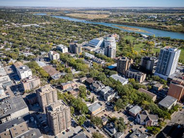 Saskatchewan şehir merkezindeki Saskatchewan şehir merkezinin yüksek çözünürlüklü hava aracı fotoğrafı, şehir binalarını, Güney Saskatchewan Nehri 'ni, köprüleri ve şehir merkezindeki şehir parklarını yakalıyor..
