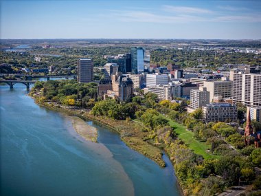 Saskatchewan şehir merkezindeki Saskatchewan şehir merkezinin yüksek çözünürlüklü hava aracı fotoğrafı, şehir binalarını, Güney Saskatchewan Nehri 'ni, köprüleri ve şehir merkezindeki şehir parklarını yakalıyor..