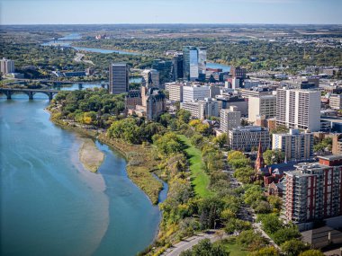 Saskatchewan şehir merkezindeki Saskatchewan şehir merkezinin yüksek çözünürlüklü hava aracı fotoğrafı, şehir binalarını, Güney Saskatchewan Nehri 'ni, köprüleri ve şehir merkezindeki şehir parklarını yakalıyor..