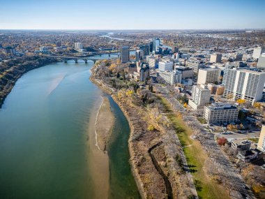 Saskatchewan şehir merkezindeki Saskatchewan şehir merkezinin yüksek çözünürlüklü hava aracı fotoğrafı, şehir binalarını, Güney Saskatchewan Nehri 'ni, köprüleri ve şehir merkezindeki şehir parklarını yakalıyor..