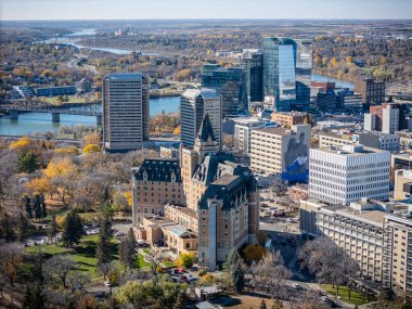 Saskatchewan şehir merkezindeki Saskatchewan şehir merkezinin yüksek çözünürlüklü hava aracı fotoğrafı, şehir binalarını, Güney Saskatchewan Nehri 'ni, köprüleri ve şehir merkezindeki şehir parklarını yakalıyor..