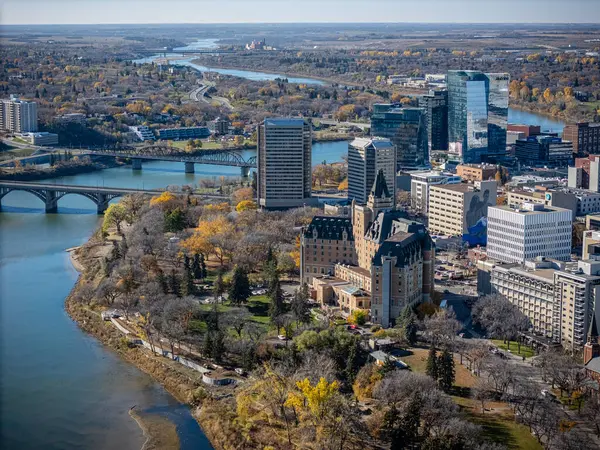 Saskatchewan şehir merkezindeki Saskatchewan şehir merkezinin yüksek çözünürlüklü hava aracı fotoğrafı, şehir binalarını, Güney Saskatchewan Nehri 'ni, köprüleri ve şehir merkezindeki şehir parklarını yakalıyor..