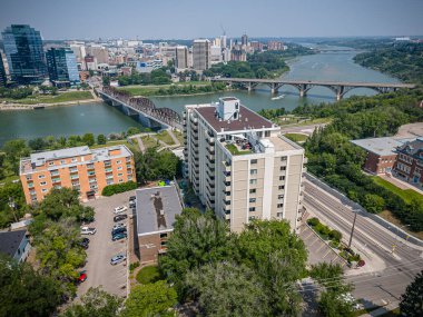 Saskatchewan, Saskatchewan 'daki Nutana mahallesinin hava aracıyla çekilmiş bir fotoğrafı, tarihi evleri, ağaçlandırılmış caddeleri, parkları ve bu canlı topluluktaki Güney Saskatchewan Nehri' nin manzaralı manzarasını vurguluyor..