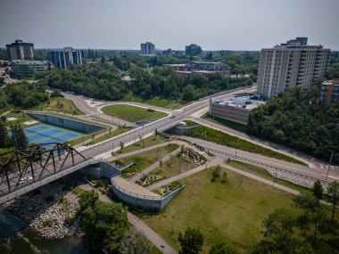 Saskatchewan, Saskatchewan 'daki Nutana mahallesinin hava aracıyla çekilmiş bir fotoğrafı, tarihi evleri, ağaçlandırılmış caddeleri, parkları ve bu canlı topluluktaki Güney Saskatchewan Nehri' nin manzaralı manzarasını vurguluyor..