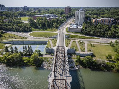 Saskatchewan, Saskatchewan 'daki Nutana mahallesinin hava aracıyla çekilmiş bir fotoğrafı, tarihi evleri, ağaçlandırılmış caddeleri, parkları ve bu canlı topluluktaki Güney Saskatchewan Nehri' nin manzaralı manzarasını vurguluyor..