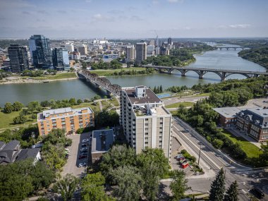 Saskatchewan, Saskatchewan 'daki Nutana mahallesinin hava aracıyla çekilmiş bir fotoğrafı, tarihi evleri, ağaçlandırılmış caddeleri, parkları ve bu canlı topluluktaki Güney Saskatchewan Nehri' nin manzaralı manzarasını vurguluyor..