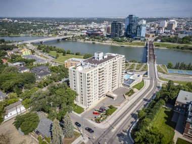 Saskatchewan, Saskatchewan 'daki Nutana mahallesinin hava aracıyla çekilmiş bir fotoğrafı, tarihi evleri, ağaçlandırılmış caddeleri, parkları ve bu canlı topluluktaki Güney Saskatchewan Nehri' nin manzaralı manzarasını vurguluyor..