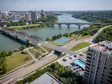 Saskatchewan, Saskatchewan 'daki Nutana mahallesinin hava aracıyla çekilmiş bir fotoğrafı, tarihi evleri, ağaçlandırılmış caddeleri, parkları ve bu canlı topluluktaki Güney Saskatchewan Nehri' nin manzaralı manzarasını vurguluyor..