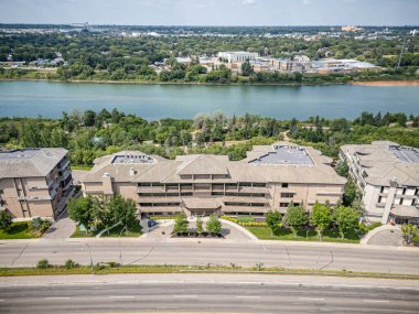 Saskatchewan, Saskatchewan 'daki Nutana mahallesinin hava aracıyla çekilmiş bir fotoğrafı, tarihi evleri, ağaçlandırılmış caddeleri, parkları ve bu canlı topluluktaki Güney Saskatchewan Nehri' nin manzaralı manzarasını vurguluyor..