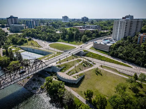 Saskatchewan, Saskatchewan 'daki Nutana mahallesinin hava aracıyla çekilmiş bir fotoğrafı, tarihi evleri, ağaçlandırılmış caddeleri, parkları ve bu canlı topluluktaki Güney Saskatchewan Nehri' nin manzaralı manzarasını vurguluyor..