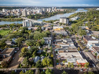 Saskatchewan, Saskatchewan 'daki Nutana mahallesinin hava aracıyla çekilmiş bir fotoğrafı, tarihi evleri, ağaçlandırılmış caddeleri, parkları ve bu canlı topluluktaki Güney Saskatchewan Nehri' nin manzaralı manzarasını vurguluyor..