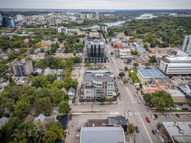 Saskatchewan, Saskatchewan 'daki Nutana mahallesinin hava aracıyla çekilmiş bir fotoğrafı, tarihi evleri, ağaçlandırılmış caddeleri, parkları ve bu canlı topluluktaki Güney Saskatchewan Nehri' nin manzaralı manzarasını vurguluyor..