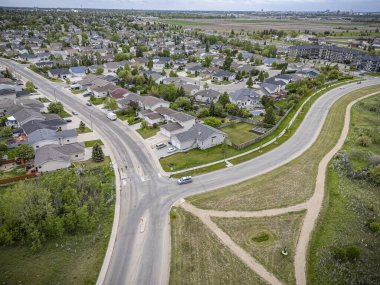 Saskatchewan, Saskatoon 'daki Silverspring mahallesinin yüksek çözünürlüklü hava aracı fotoğrafı. Bu aile dostu bölgede evleri, ağaçlandırılmış caddeleri, parkları ve açık yeşil alanları vurguluyor..