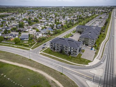 Saskatchewan, Saskatoon 'daki Silverspring mahallesinin yüksek çözünürlüklü hava aracı fotoğrafı. Bu aile dostu bölgede evleri, ağaçlandırılmış caddeleri, parkları ve açık yeşil alanları vurguluyor..