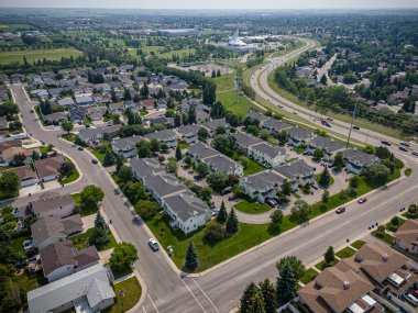 Saskatchewan, Saskatoon 'daki Silverspring mahallesinin yüksek çözünürlüklü hava aracı fotoğrafı. Bu aile dostu bölgede evleri, ağaçlandırılmış caddeleri, parkları ve açık yeşil alanları vurguluyor..