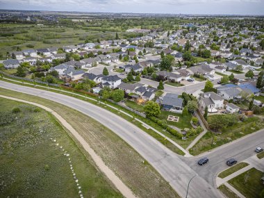Saskatchewan, Saskatoon 'daki Silverspring mahallesinin yüksek çözünürlüklü hava aracı fotoğrafı. Bu aile dostu bölgede evleri, ağaçlandırılmış caddeleri, parkları ve açık yeşil alanları vurguluyor..
