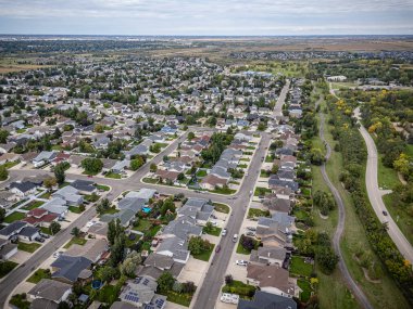 Saskatchewan, Saskatoon 'daki Silverspring mahallesinin yüksek çözünürlüklü hava aracı fotoğrafı. Bu aile dostu bölgede evleri, ağaçlandırılmış caddeleri, parkları ve açık yeşil alanları vurguluyor..