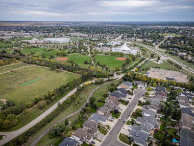 Saskatchewan, Saskatoon 'daki Silverspring mahallesinin yüksek çözünürlüklü hava aracı fotoğrafı. Bu aile dostu bölgede evleri, ağaçlandırılmış caddeleri, parkları ve açık yeşil alanları vurguluyor..