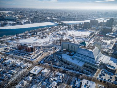 Saskatchewan, Saskatchewan 'daki City Park mahallesinin yüksek çözünürlüklü hava aracı fotoğrafı ağaç kaplı caddeler, tarihi evler, parklar ve Güney Saskatchewan Nehri' ne yakınlığı gösteriyor..