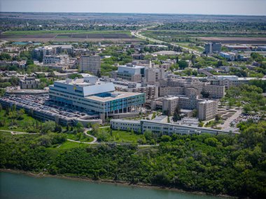 Saskatchewan, Saskatchewan 'daki City Park mahallesinin yüksek çözünürlüklü hava aracı fotoğrafı ağaç kaplı caddeler, tarihi evler, parklar ve Güney Saskatchewan Nehri' ne yakınlığı gösteriyor..