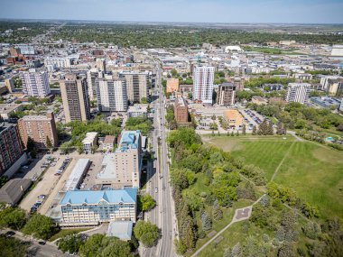 Saskatchewan, Saskatchewan 'daki City Park mahallesinin yüksek çözünürlüklü hava aracı fotoğrafı ağaç kaplı caddeler, tarihi evler, parklar ve Güney Saskatchewan Nehri' ne yakınlığı gösteriyor..