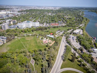 Saskatchewan, Saskatchewan 'daki City Park mahallesinin yüksek çözünürlüklü hava aracı fotoğrafı ağaç kaplı caddeler, tarihi evler, parklar ve Güney Saskatchewan Nehri' ne yakınlığı gösteriyor..