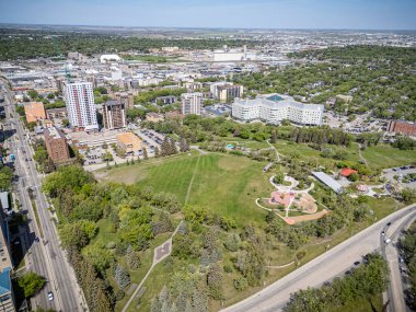 Saskatchewan, Saskatchewan 'daki City Park mahallesinin yüksek çözünürlüklü hava aracı fotoğrafı ağaç kaplı caddeler, tarihi evler, parklar ve Güney Saskatchewan Nehri' ne yakınlığı gösteriyor..