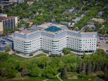 Saskatchewan, Saskatchewan 'daki City Park mahallesinin yüksek çözünürlüklü hava aracı fotoğrafı ağaç kaplı caddeler, tarihi evler, parklar ve Güney Saskatchewan Nehri' ne yakınlığı gösteriyor..