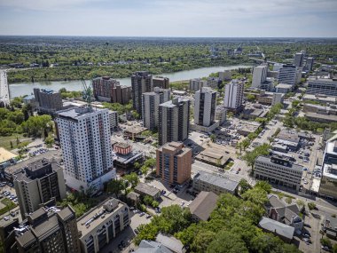 Saskatchewan, Saskatchewan 'daki City Park mahallesinin yüksek çözünürlüklü hava aracı fotoğrafı ağaç kaplı caddeler, tarihi evler, parklar ve Güney Saskatchewan Nehri' ne yakınlığı gösteriyor..