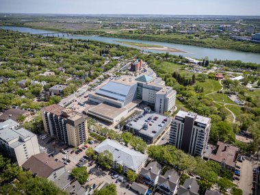 Saskatchewan, Saskatchewan 'daki City Park mahallesinin yüksek çözünürlüklü hava aracı fotoğrafı ağaç kaplı caddeler, tarihi evler, parklar ve Güney Saskatchewan Nehri' ne yakınlığı gösteriyor..