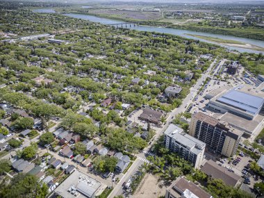 Saskatchewan, Saskatchewan 'daki City Park mahallesinin yüksek çözünürlüklü hava aracı fotoğrafı ağaç kaplı caddeler, tarihi evler, parklar ve Güney Saskatchewan Nehri' ne yakınlığı gösteriyor..