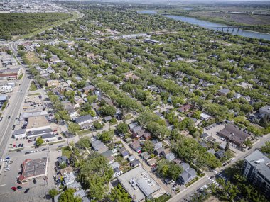 Saskatchewan, Saskatchewan 'daki City Park mahallesinin yüksek çözünürlüklü hava aracı fotoğrafı ağaç kaplı caddeler, tarihi evler, parklar ve Güney Saskatchewan Nehri' ne yakınlığı gösteriyor..