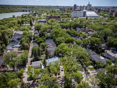 Saskatchewan, Saskatchewan 'daki City Park mahallesinin yüksek çözünürlüklü hava aracı fotoğrafı ağaç kaplı caddeler, tarihi evler, parklar ve Güney Saskatchewan Nehri' ne yakınlığı gösteriyor..
