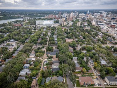 Saskatchewan, Saskatchewan 'daki City Park mahallesinin yüksek çözünürlüklü hava aracı fotoğrafı ağaç kaplı caddeler, tarihi evler, parklar ve Güney Saskatchewan Nehri' ne yakınlığı gösteriyor..