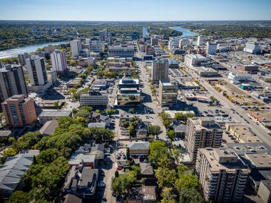 Saskatchewan, Saskatchewan 'daki City Park mahallesinin yüksek çözünürlüklü hava aracı fotoğrafı ağaç kaplı caddeler, tarihi evler, parklar ve Güney Saskatchewan Nehri' ne yakınlığı gösteriyor..