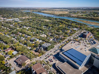 Saskatchewan, Saskatchewan 'daki City Park mahallesinin yüksek çözünürlüklü hava aracı fotoğrafı ağaç kaplı caddeler, tarihi evler, parklar ve Güney Saskatchewan Nehri' ne yakınlığı gösteriyor..