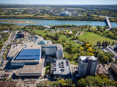 Saskatchewan, Saskatchewan 'daki City Park mahallesinin yüksek çözünürlüklü hava aracı fotoğrafı ağaç kaplı caddeler, tarihi evler, parklar ve Güney Saskatchewan Nehri' ne yakınlığı gösteriyor..